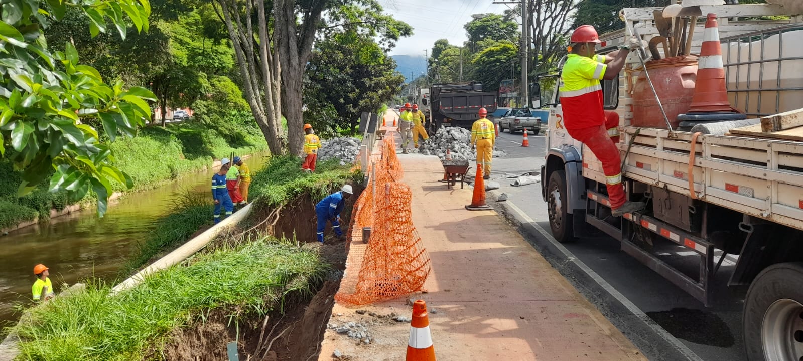 Concessionária trabalha na recuperação de galeria de drenagem da RJ-116 que cedeu com as chuvas