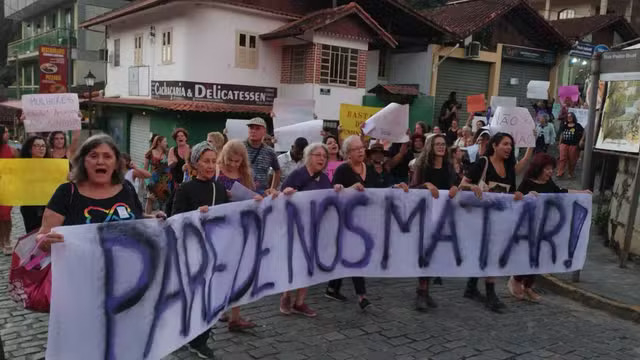 Moradores de Lumiar realizam protesto pelo assassinato de Karen Mancini, vítima de feminicídio