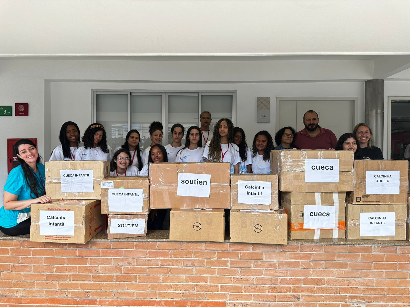 Alunos do Senai Moda doam roupas íntimas para ajudar vítimas no Rio Grande do Sul