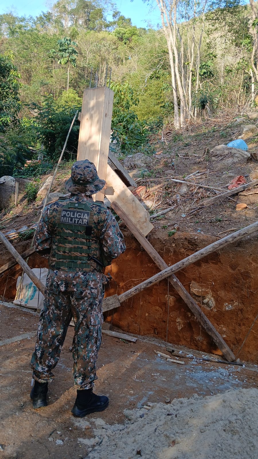 Denúncia ao Linha Verde leva Comando de Polícia Ambiental a interditar construção irregular em Petrópolis