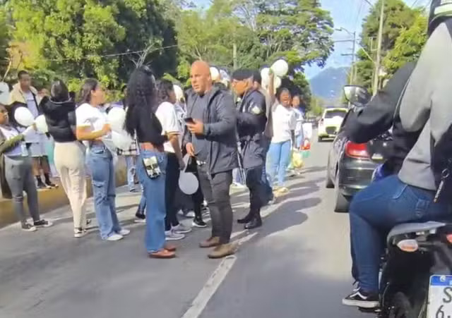Manifestantes fazem protesto em frente à delegacia de Nova Friburgo pela morte de jovem durante operação